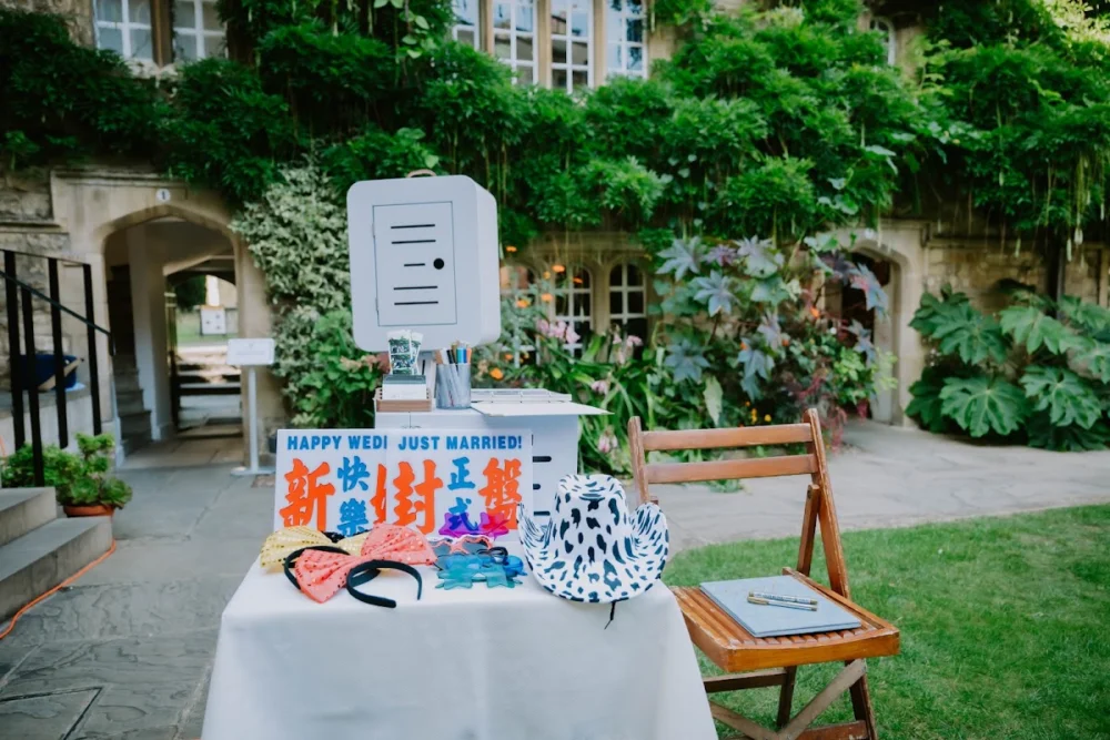 Amo Photobooth | London Wedding & Event Rentals