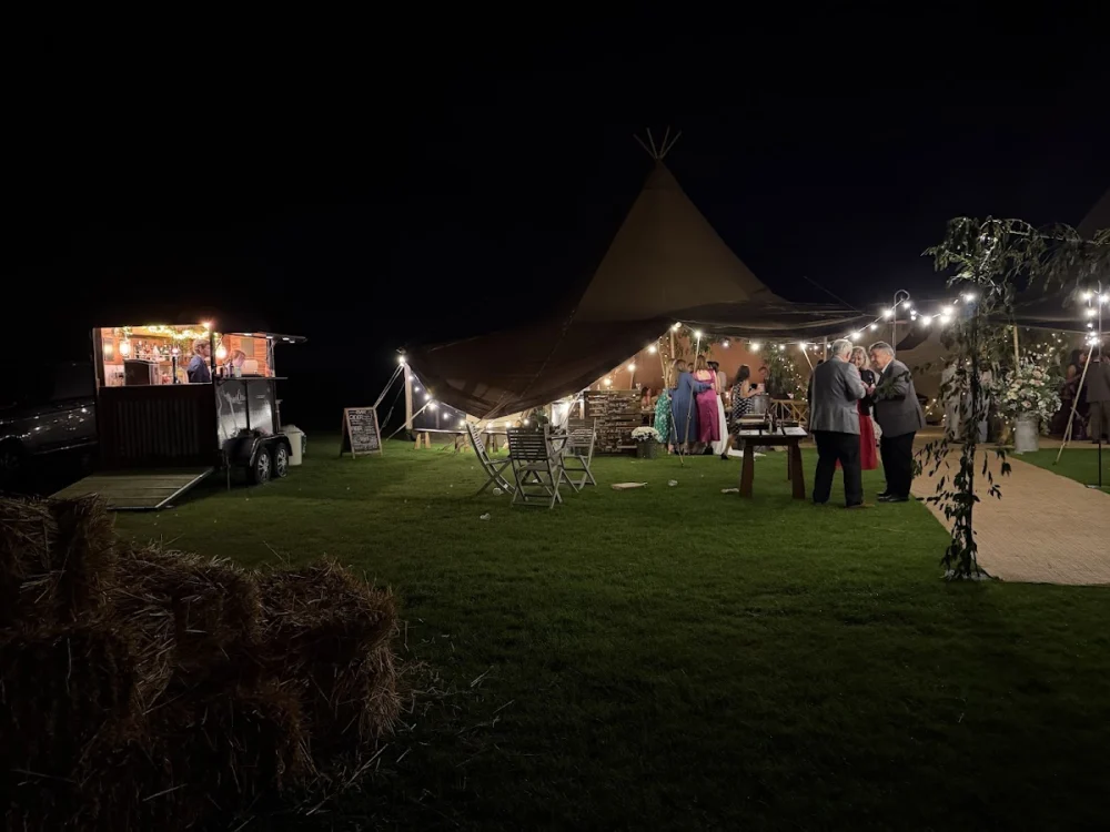 Wriggly Tin Horsebox Bar